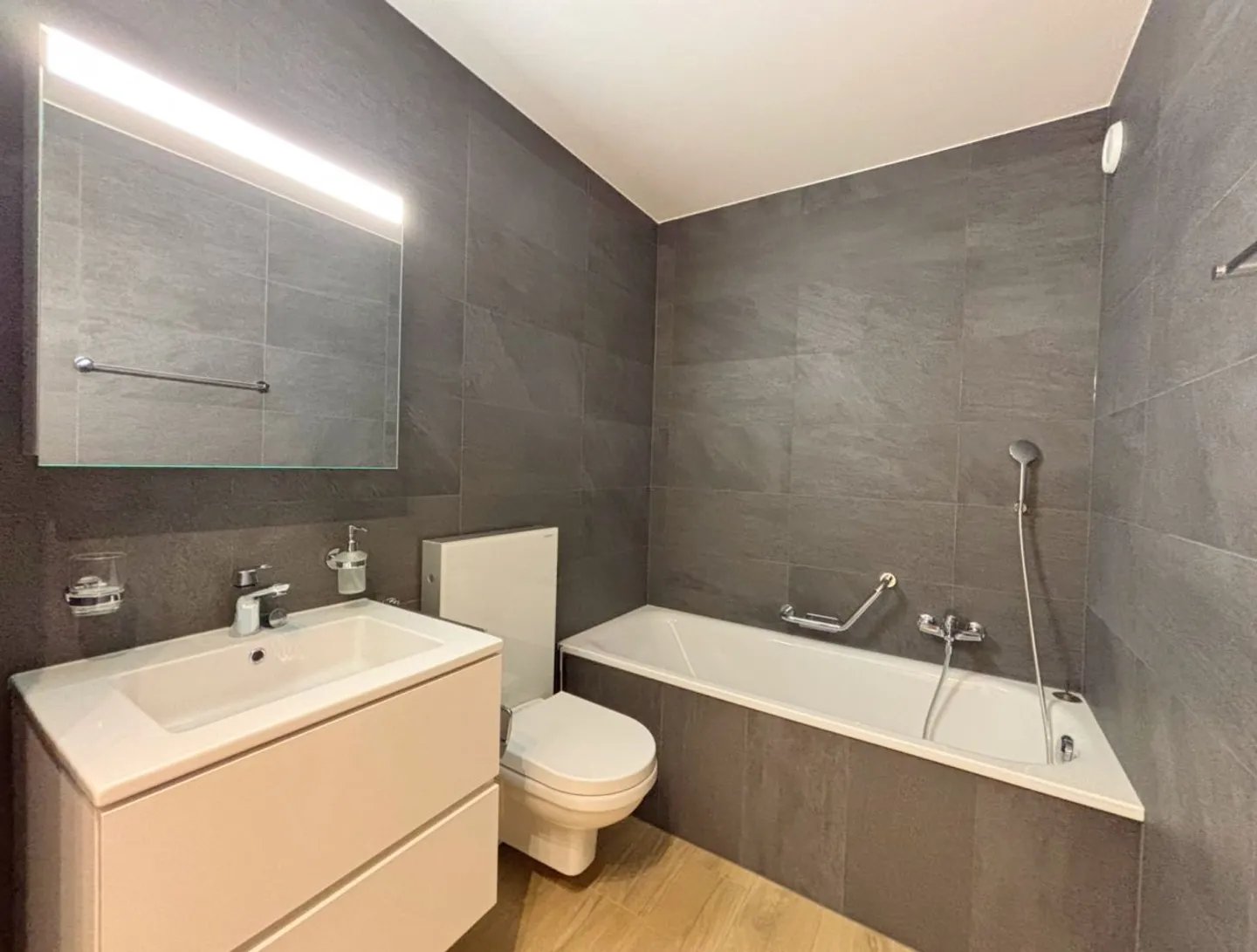 Magnifico appartamento ristrutturato / 4.5 stanze / terrazza / vista lago e vista montagna - Foto 4 di 9