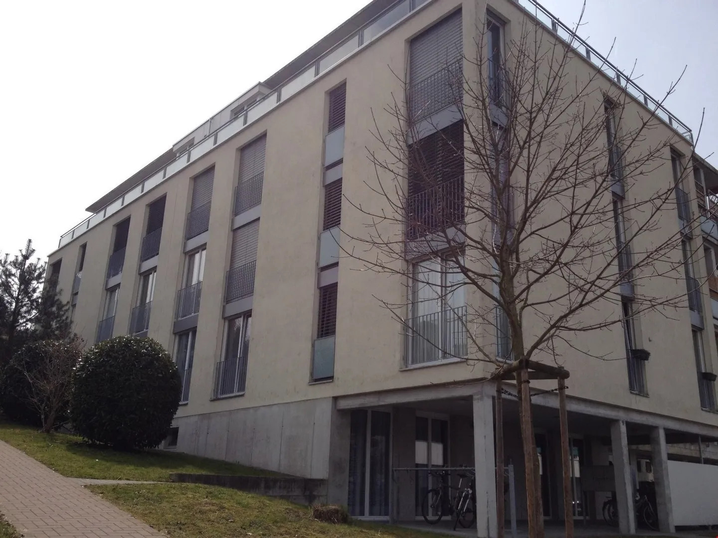 Ampio appartamento di 5,5 stanze in una posizione tranquilla - Foto 1 di 11