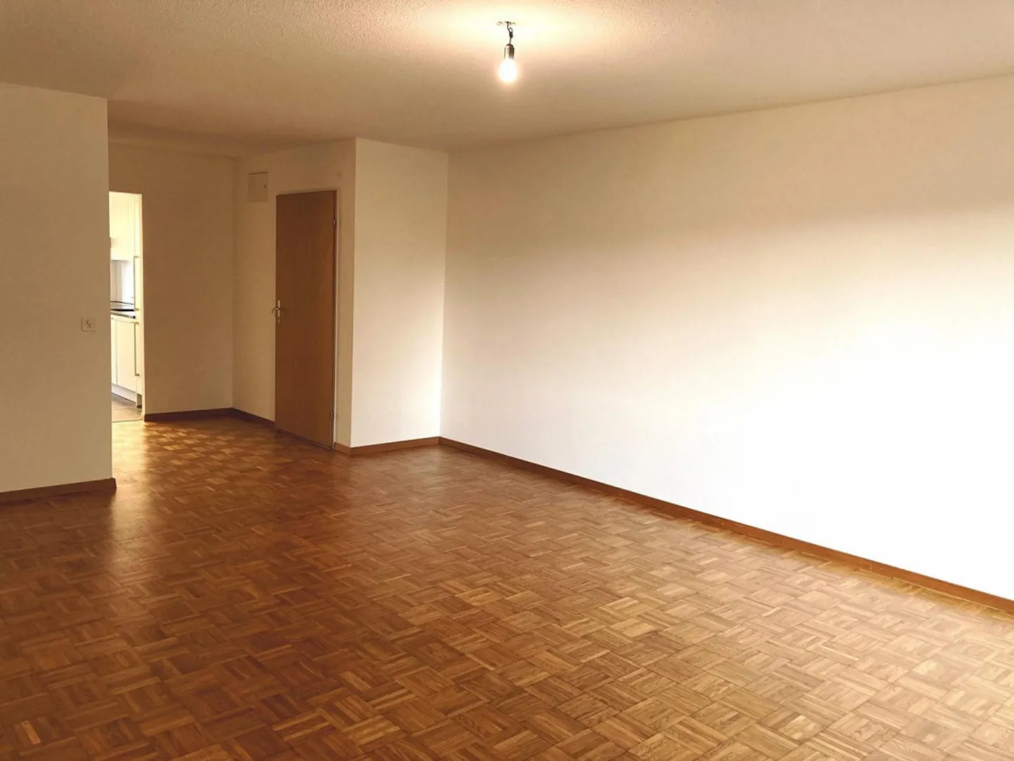 Appartement lumineux avec parquet et balcon - Photo 3 sur 9
