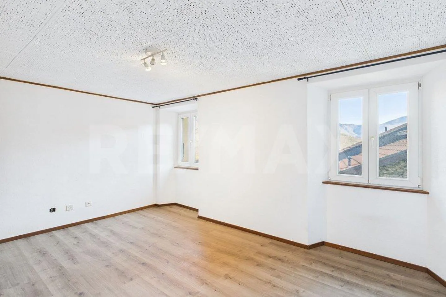 4.5 Room House - Photo 6 of 13