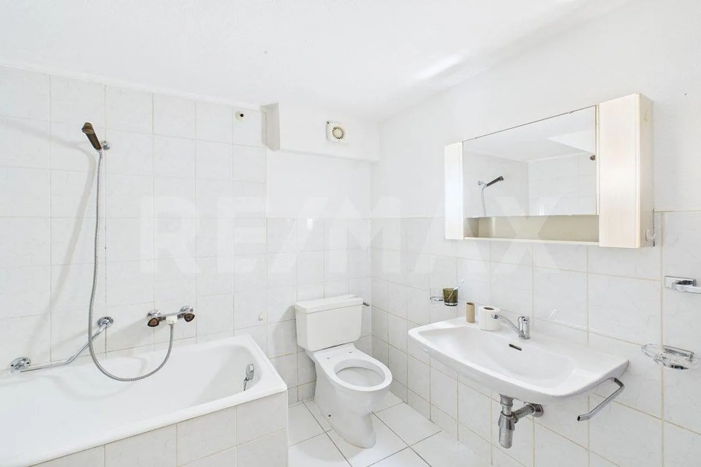 4.5 Room House - Photo 10 of 13