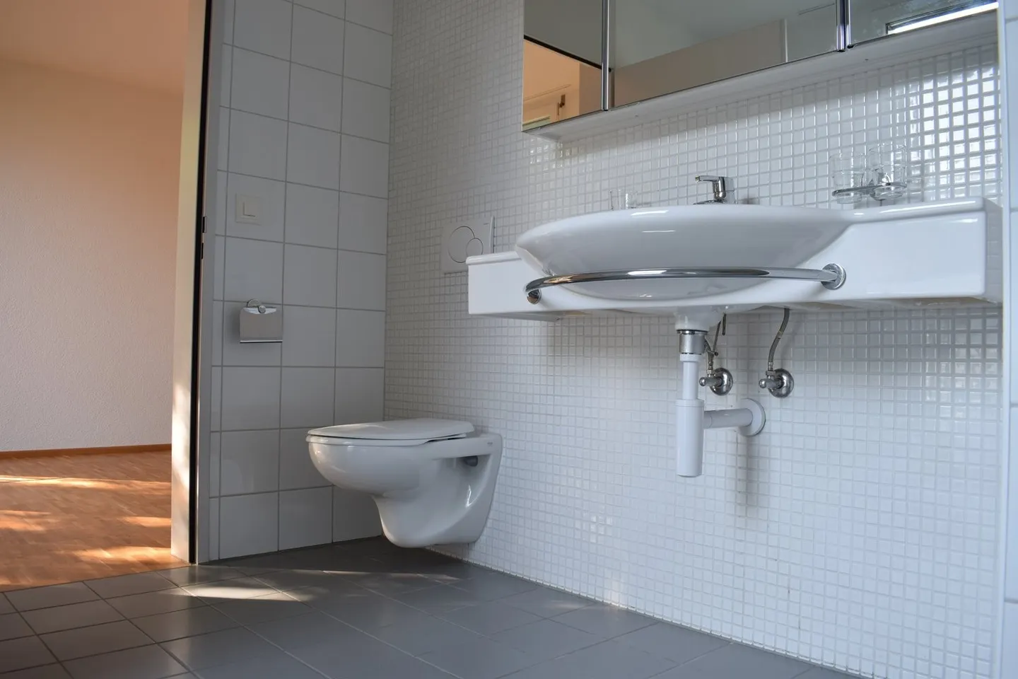 Ampio appartamento di 5,5 stanze in una posizione tranquilla - Foto 4 di 11