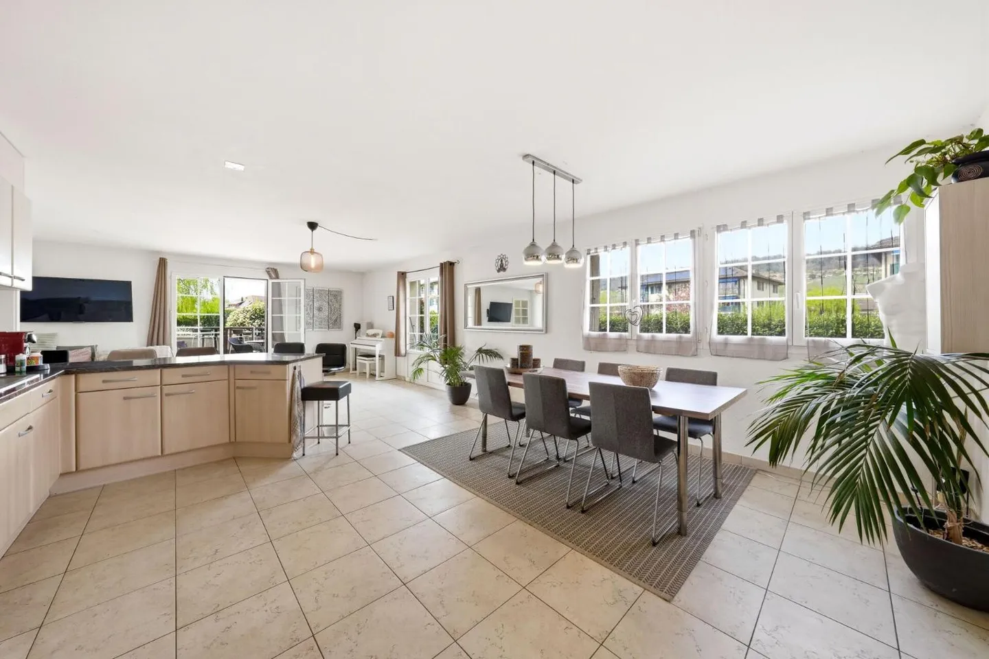 Spacious Apartment with Garden - Photo 10 of 13