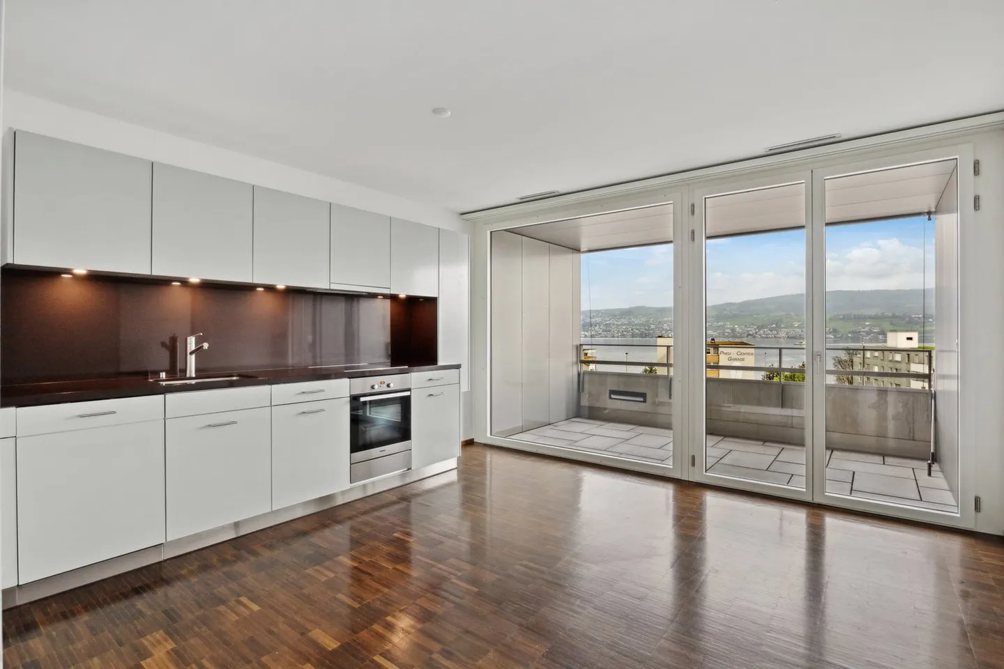 Moderno appartamento di 5,5 stanze vicino al lago con vista mozzafiato - Foto 1 di 9