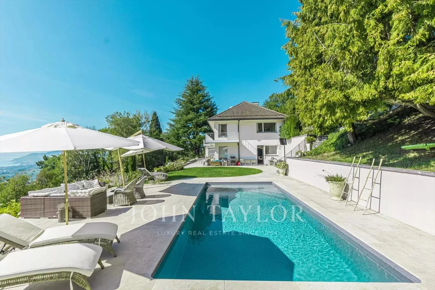 SPECTACULAIRE! Propriété avec piscine et vue panoramique - Photo 1 sur 13
