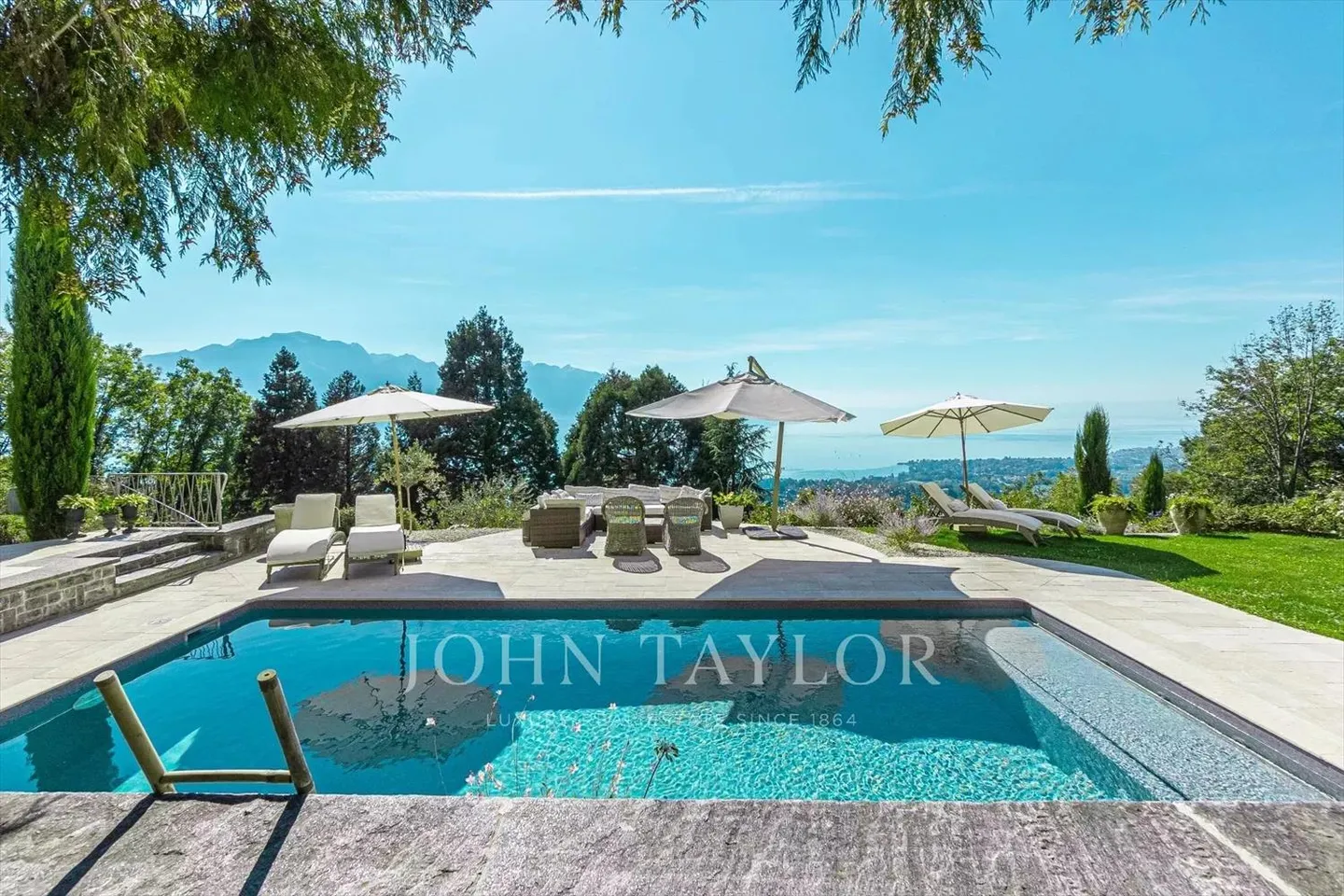 SPECTACULAIRE! Propriété avec piscine et vue panoramique - Photo 2 sur 13