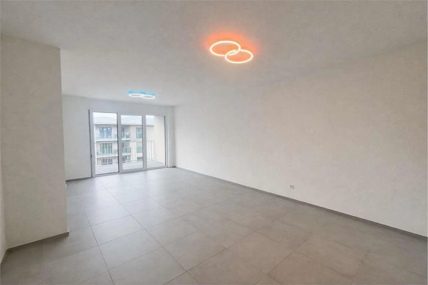 Appartement moderne de 2,5 pièces avec terrasse sud dans une nouvelle résidence à Balerna - Photo 3 sur 6