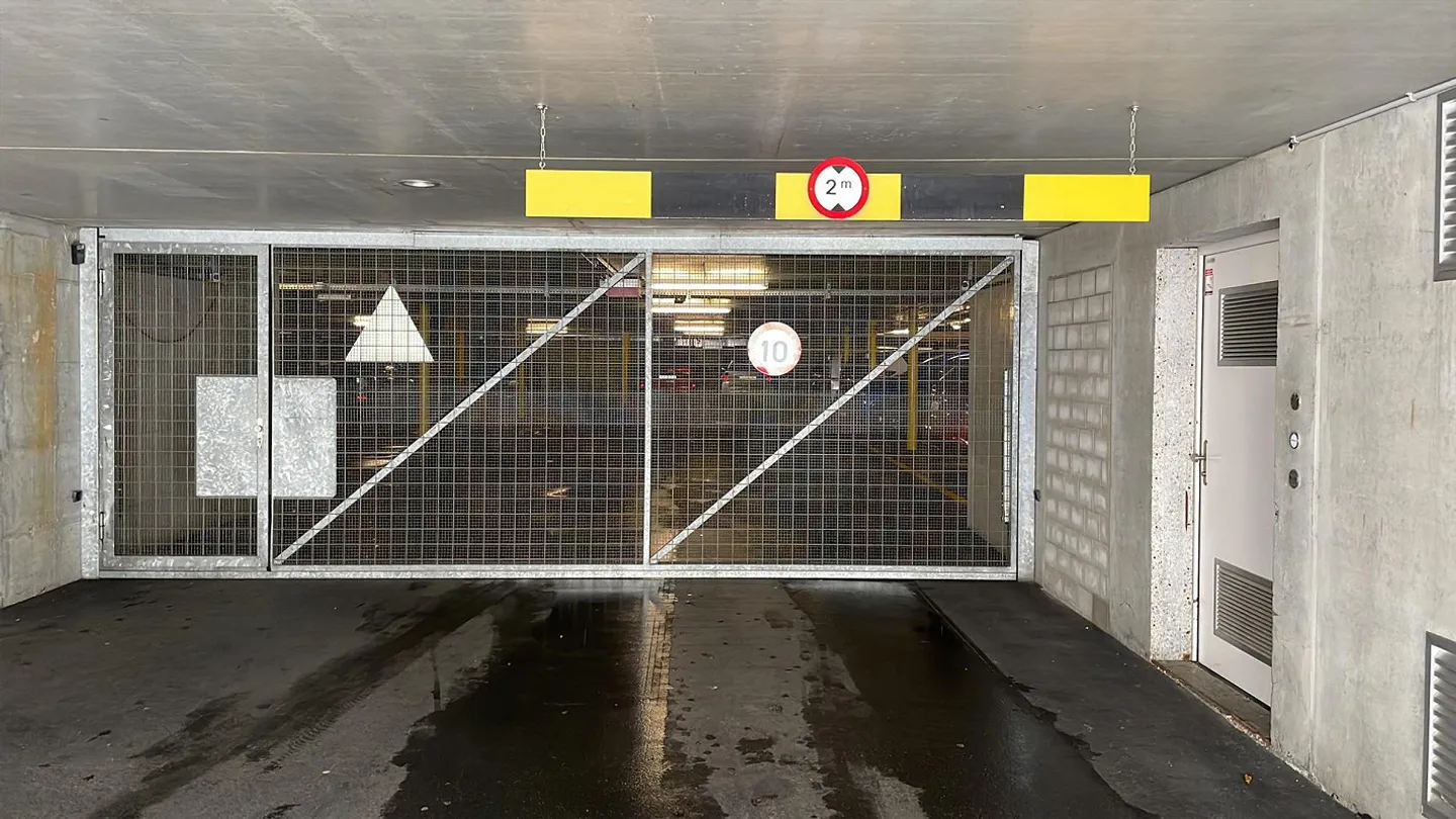 Posto auto in moderno parcheggio sotterraneo nel centro di Rüti in affitto - Foto 2 di 2