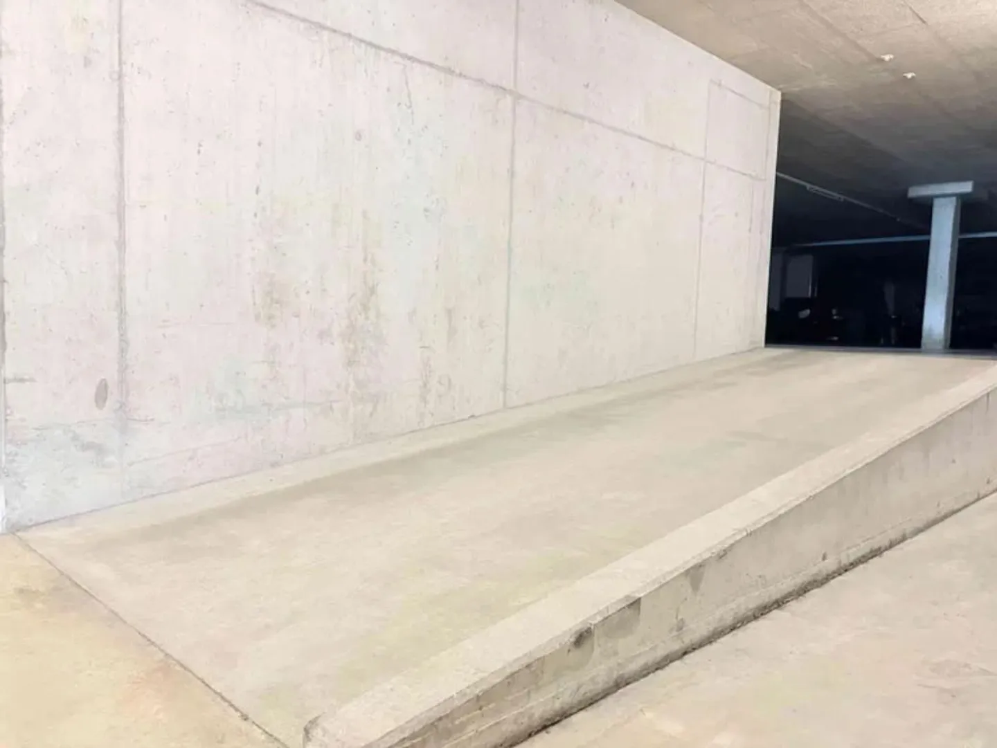 Six places de parking intérieures dans un immeuble commercial privé à Ennetmoos - Photo 2 sur 2