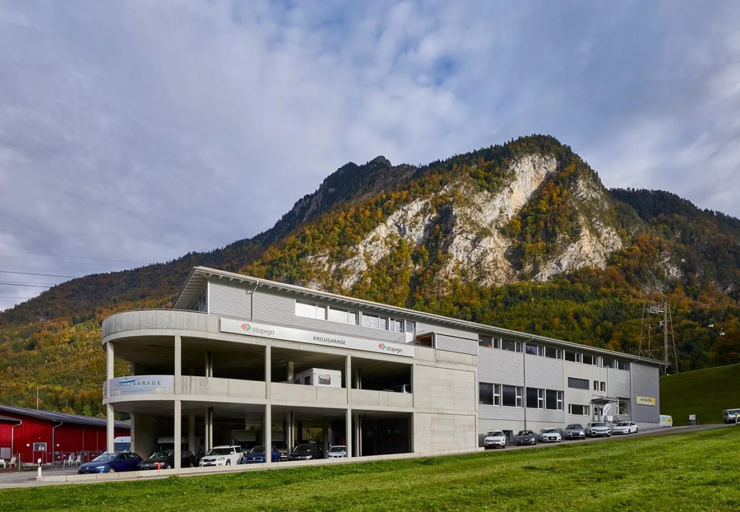 Six places de parking intérieures dans un immeuble commercial privé à Ennetmoos - Photo 1 sur 2