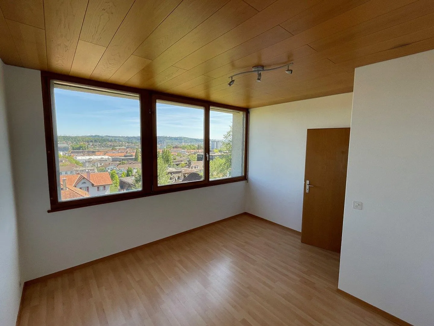 Charming apartment with private access in a quiet residential area - Photo 9 of 10