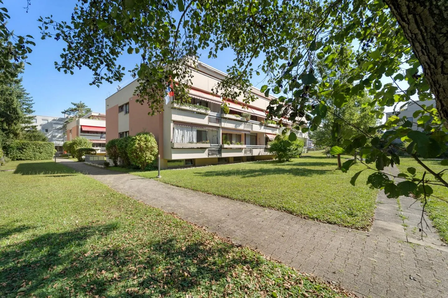 Ruhig gelegene, sanierte 3.5-Zimmerwohnung mit Hobbyraum in Reinach - Foto 1 von 10