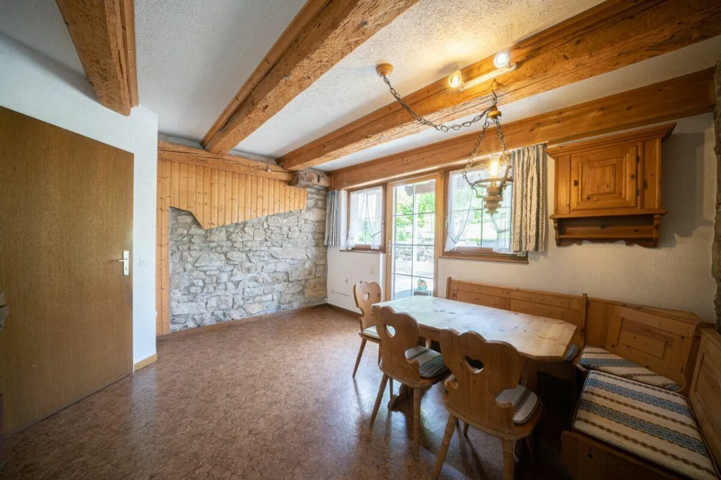 Maison bifamiliale avec écurie et garage - Photo 8 sur 13