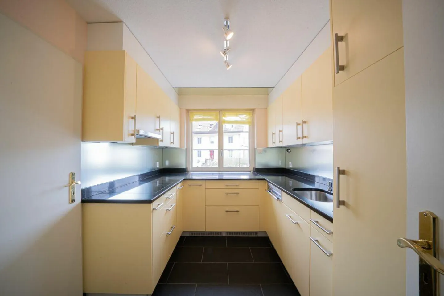 Maison bifamiliale avec écurie et garage - Photo 9 sur 13