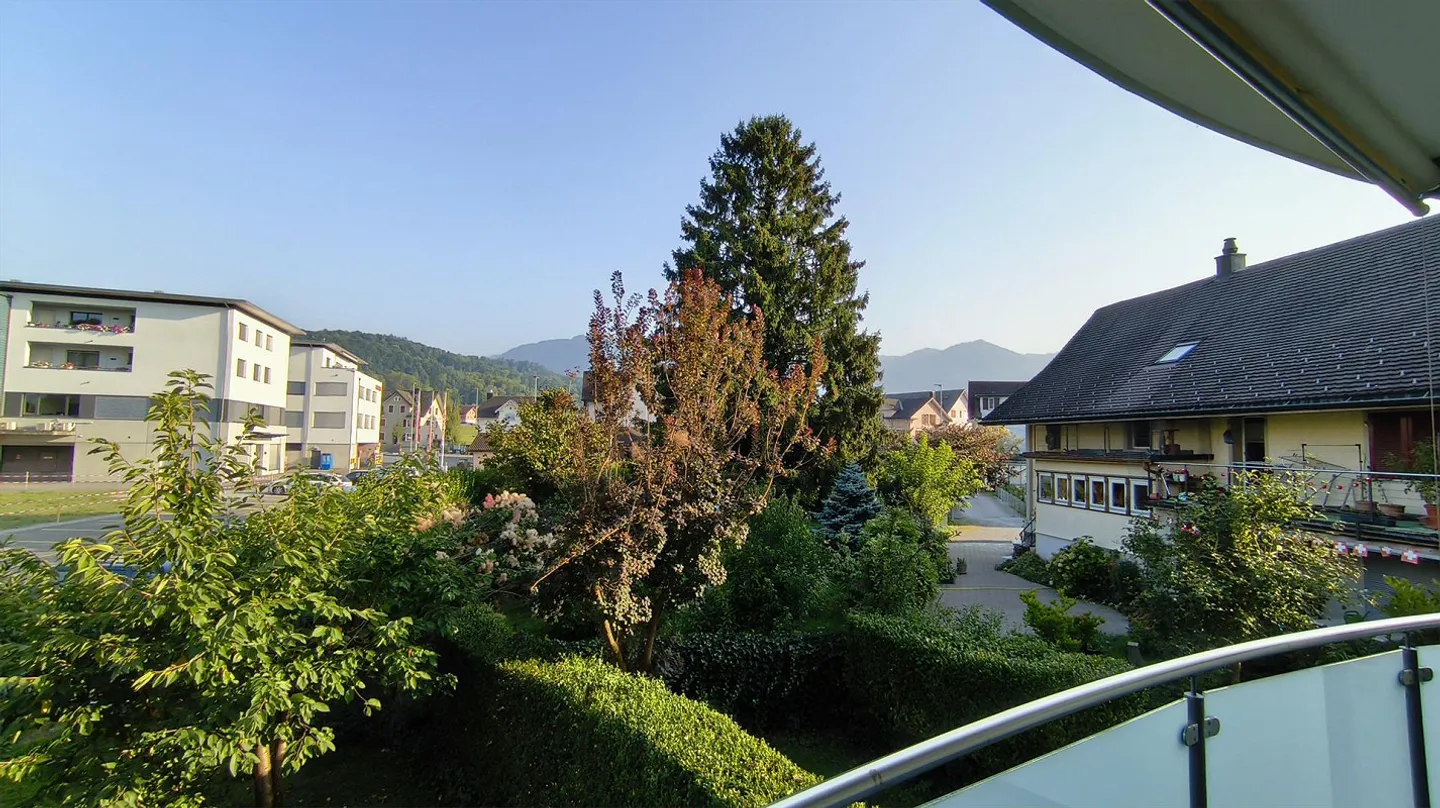 Bell'appartamento di 3,5 stanze con grande terrazza, incluso posto auto sotterraneo - Foto 1 di 28