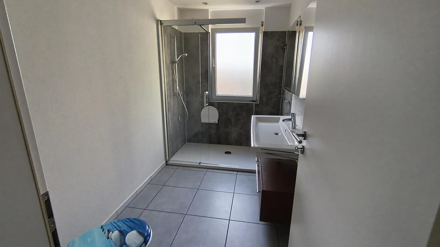 Bell'appartamento di 3,5 stanze con grande terrazza, incluso posto auto sotterraneo - Foto 21 di 28