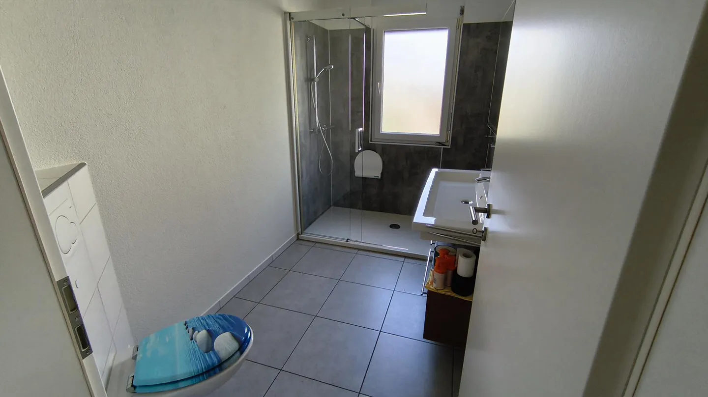 Bell'appartamento di 3,5 stanze con grande terrazza, incluso posto auto sotterraneo - Foto 22 di 28