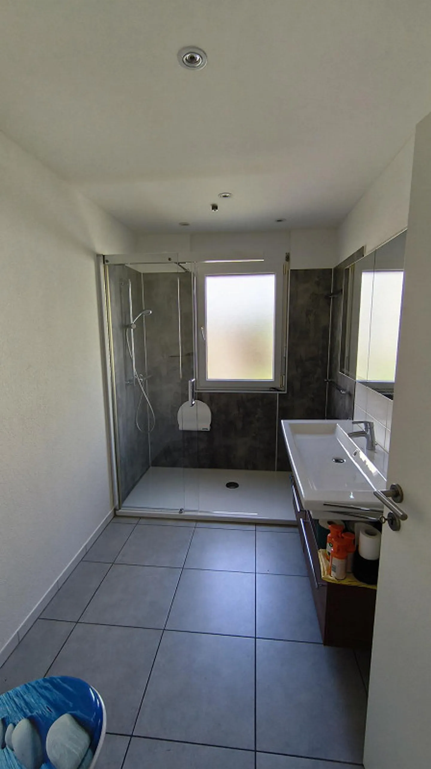 Bell'appartamento di 3,5 stanze con grande terrazza, incluso posto auto sotterraneo - Foto 23 di 28