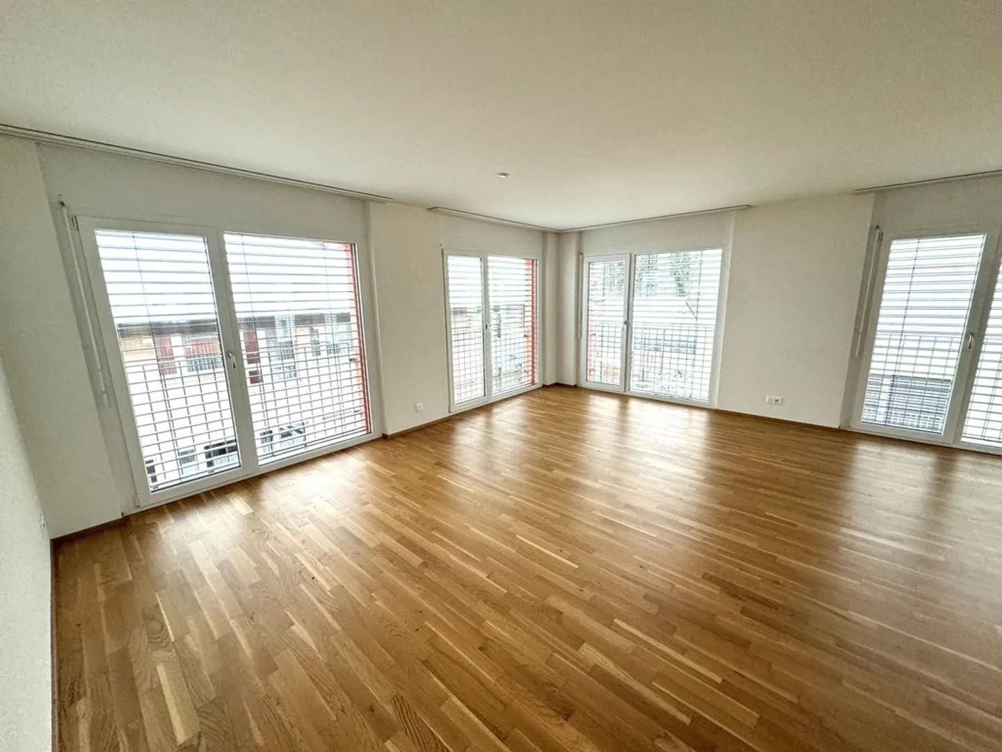 Vivere moderno in un quartiere adatto alle famiglie - Foto 3 di 10