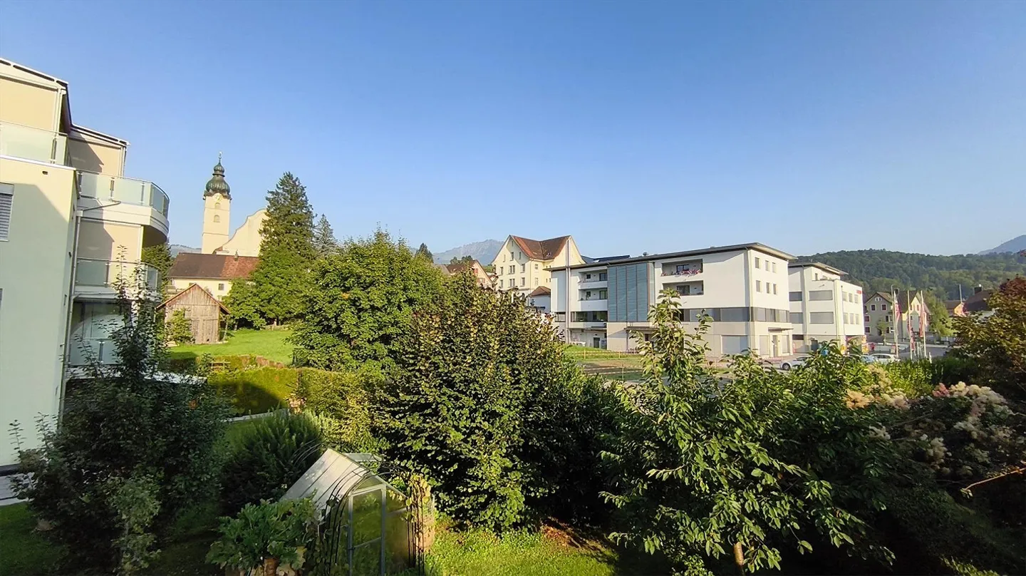 Bell'appartamento di 3,5 stanze con grande terrazza, incluso posto auto sotterraneo - Foto 3 di 28
