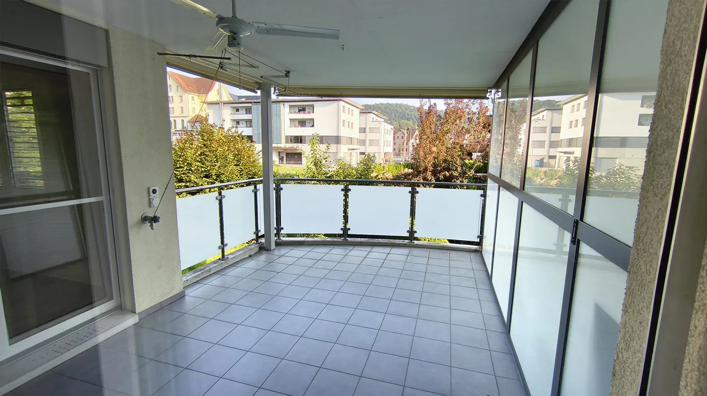 Bell'appartamento di 3,5 stanze con grande terrazza, incluso posto auto sotterraneo - Foto 4 di 28