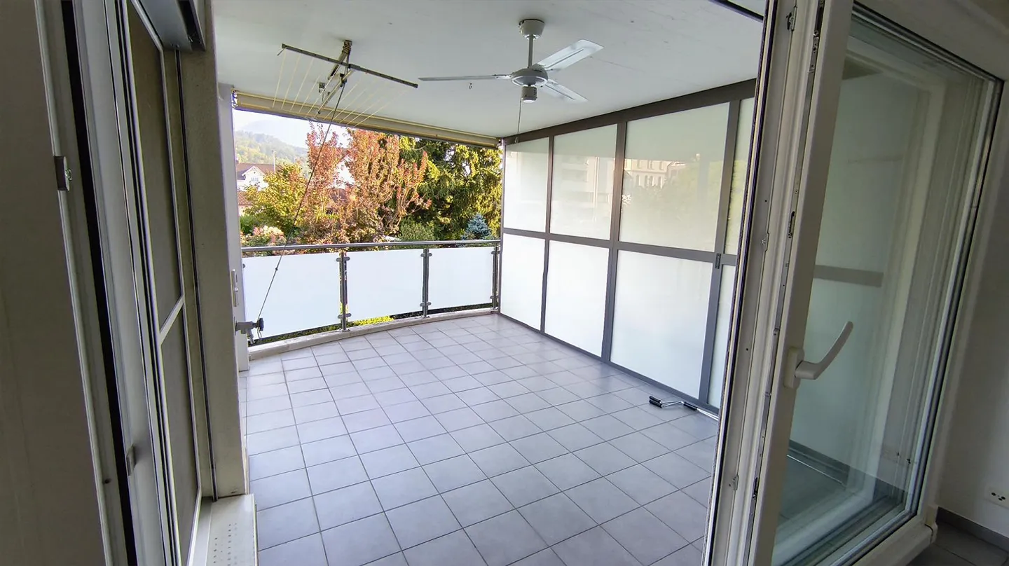 Bell'appartamento di 3,5 stanze con grande terrazza, incluso posto auto sotterraneo - Foto 5 di 28