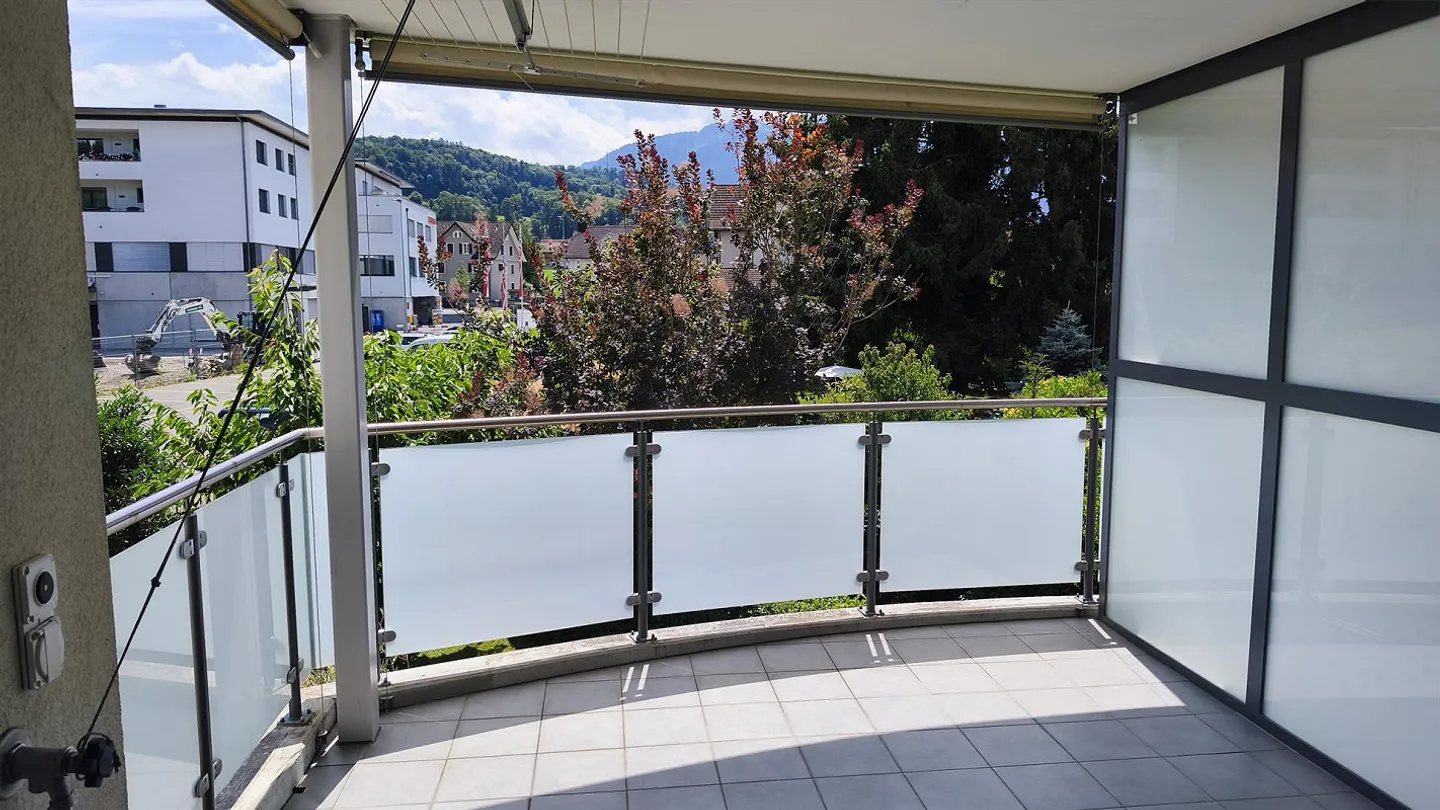 Bell'appartamento di 3,5 stanze con grande terrazza, incluso posto auto sotterraneo - Foto 6 di 28