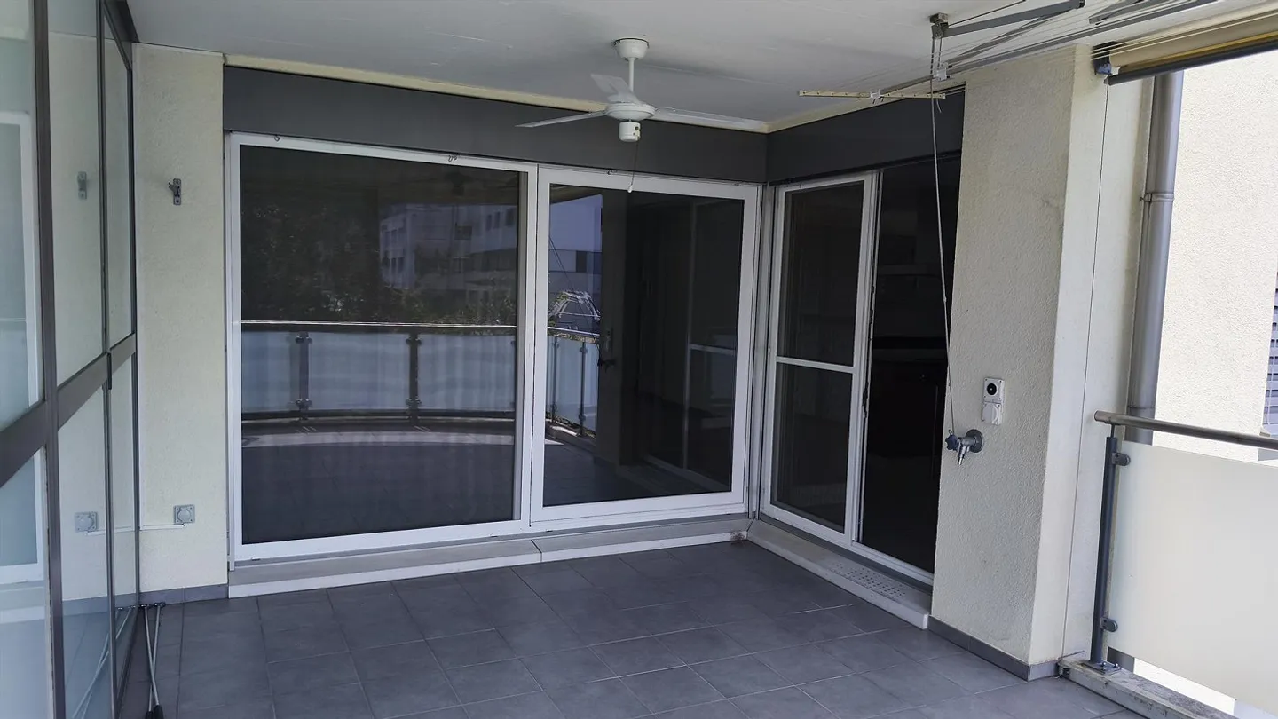 Bell'appartamento di 3,5 stanze con grande terrazza, incluso posto auto sotterraneo - Foto 7 di 28