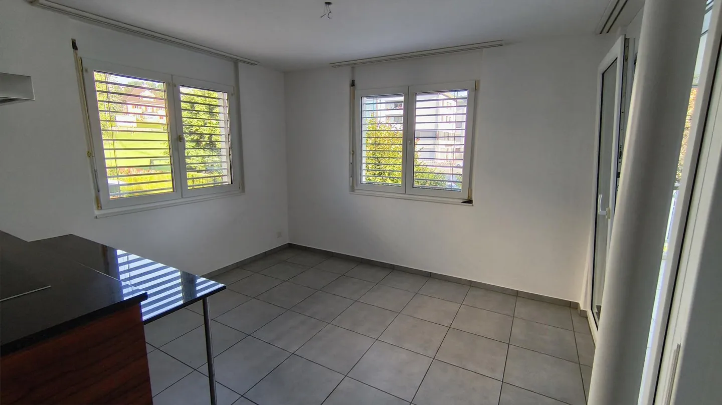Bell'appartamento di 3,5 stanze con grande terrazza, incluso posto auto sotterraneo - Foto 16 di 28