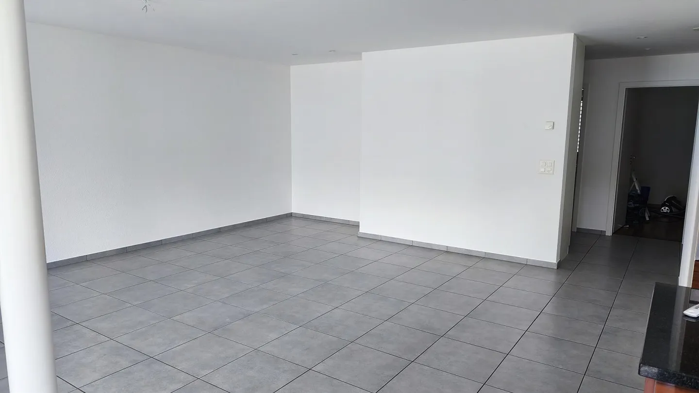 Bell'appartamento di 3,5 stanze con grande terrazza, incluso posto auto sotterraneo - Foto 17 di 28