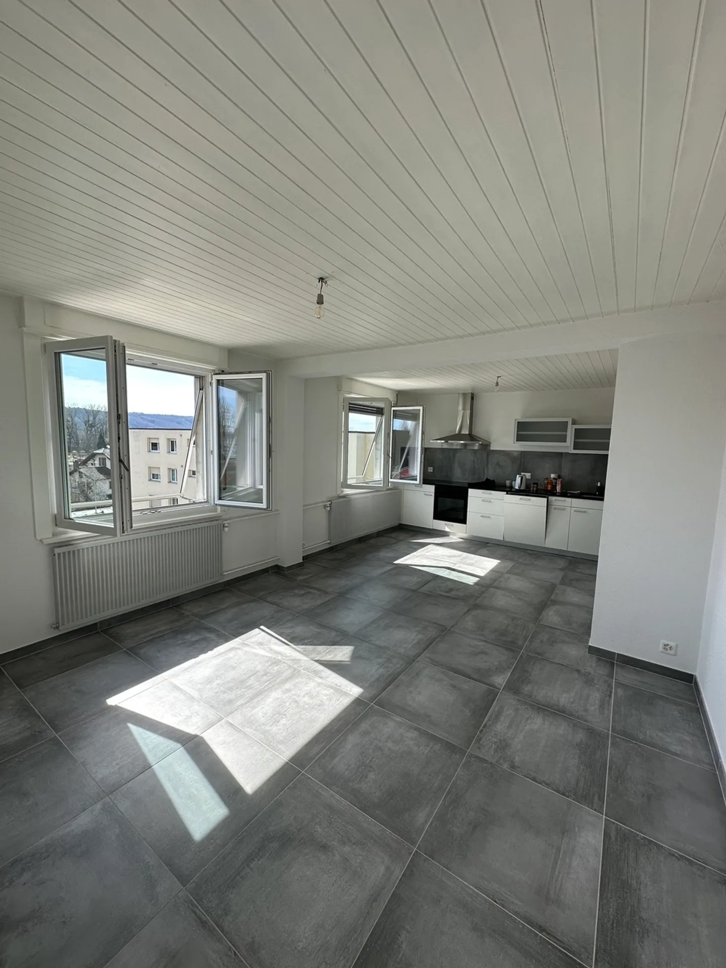 À vendre Attique 3.5 pièces près de toutes les commodités Le Landeron - Photo 3 sur 8
