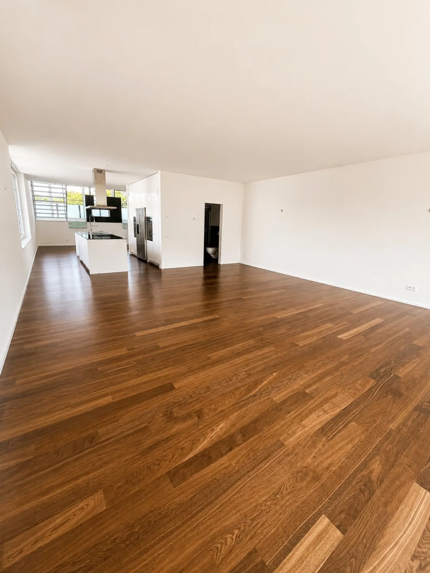 Traumhaftes Wohnen mit luxuriösem Ausbau! 1 grosses Schlafzimmer im OG, Rest offen gestaltet - Photo 2 sur 11