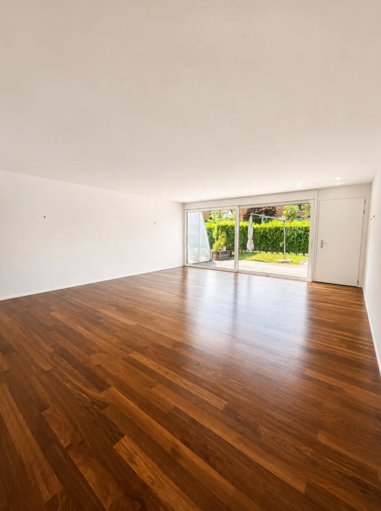 Traumhaftes Wohnen mit luxuriösem Ausbau! 1 grosses Schlafzimmer im OG, Rest offen gestaltet - Photo 3 sur 11