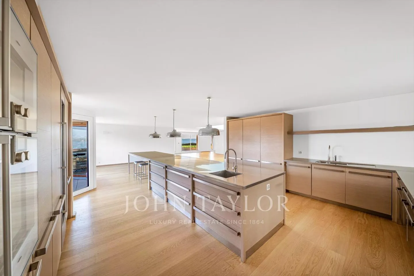 PENTHOUSE with exceptional lake view - Photo 2 of 13