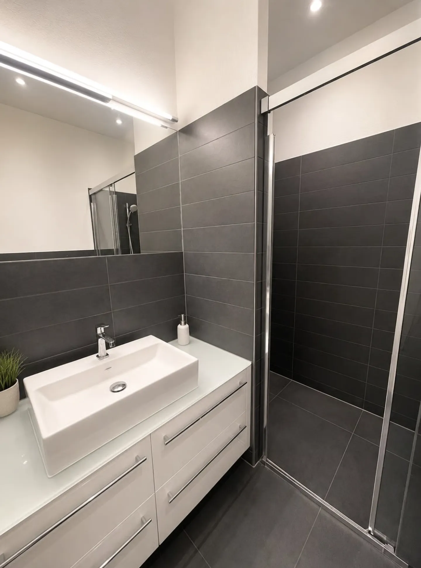 Traumhaftes Wohnen mit luxuriösem Ausbau! 1 grosses Schlafzimmer im OG, Rest offen gestaltet - Photo 4 sur 11