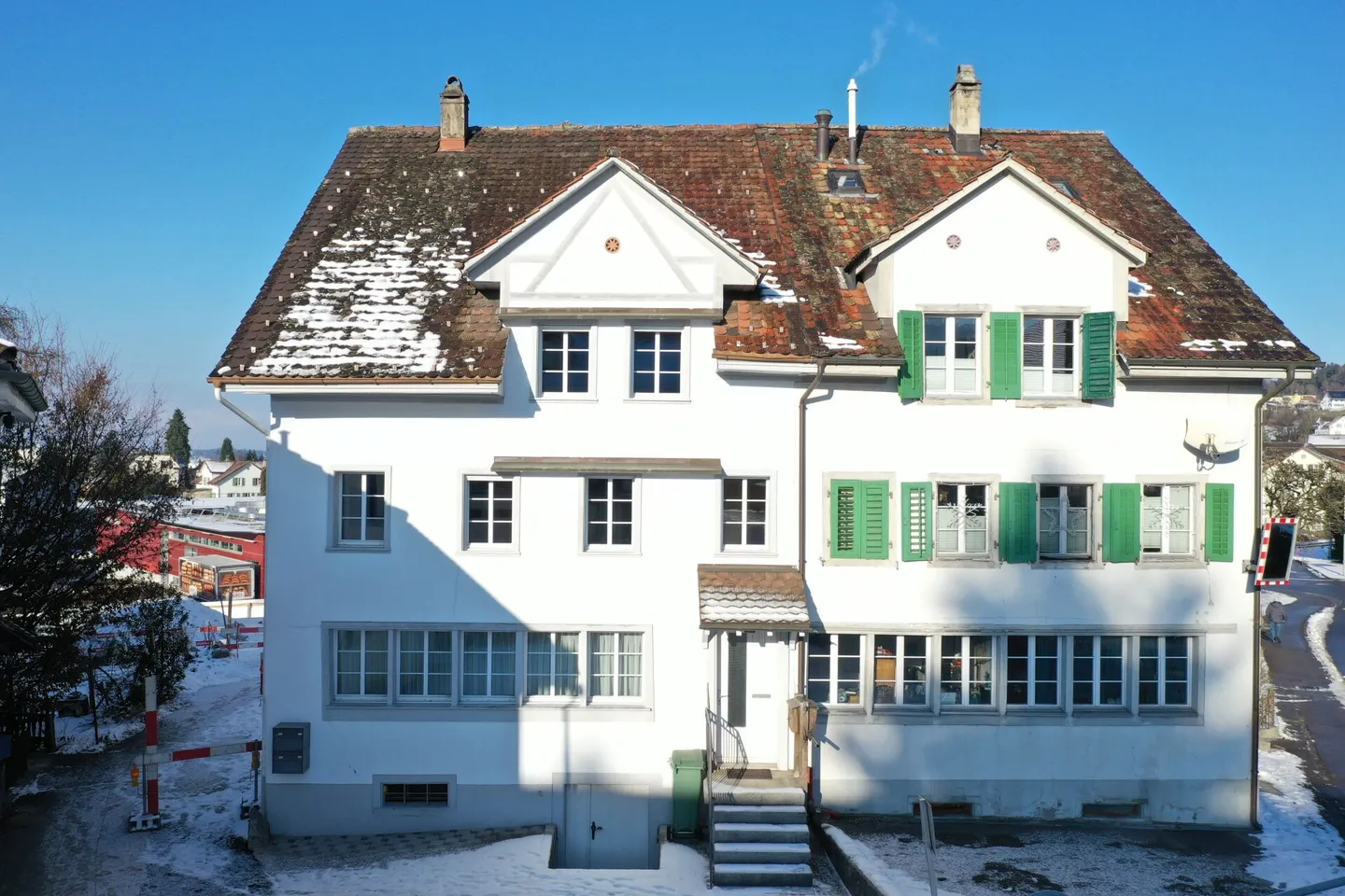 Zentrales Wohnglück in Hinwil: Historisches 6.5-Zimmer-Haus mit 2 Einheiten - Foto 1 von 12