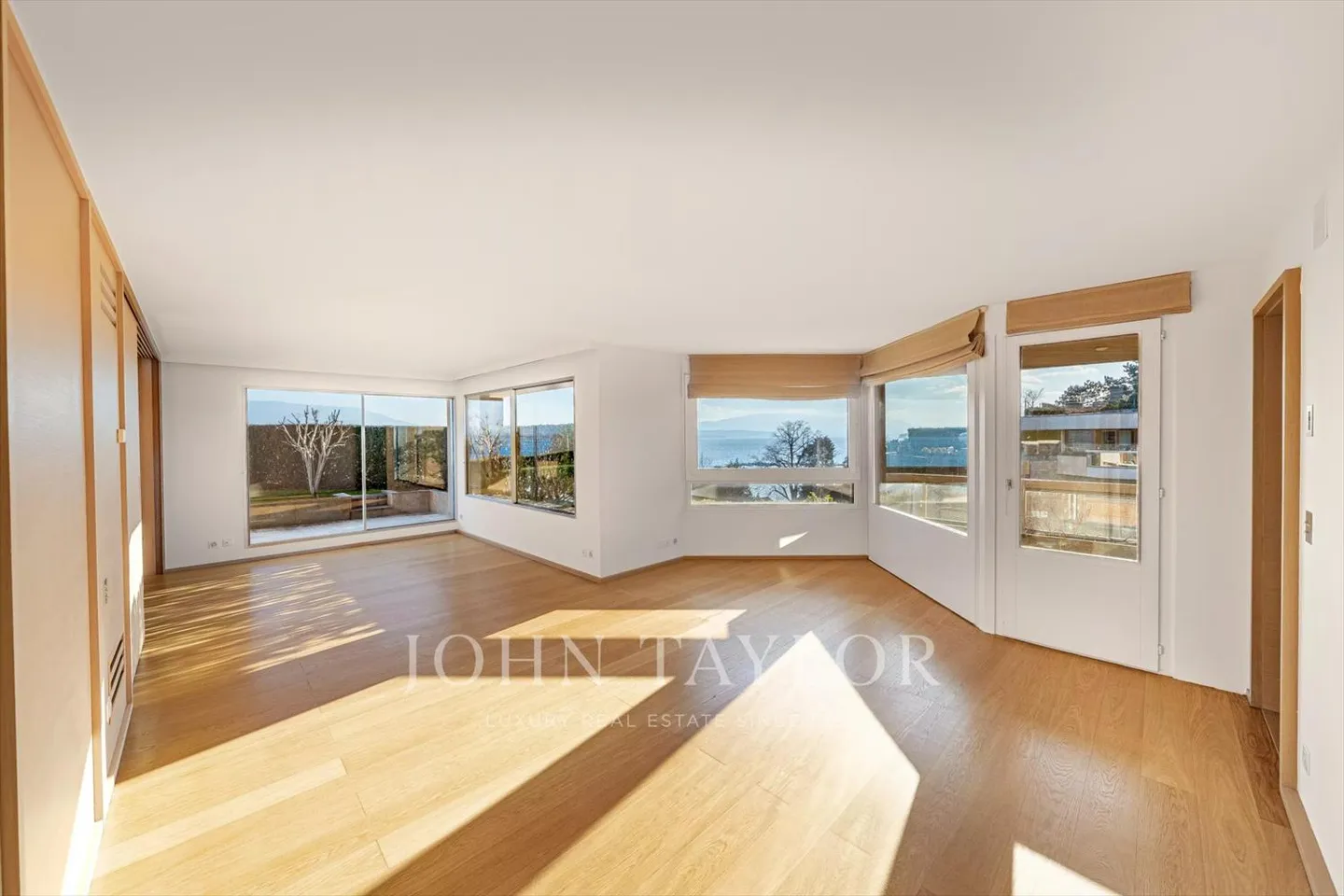 PENTHOUSE with exceptional lake view - Photo 7 of 13