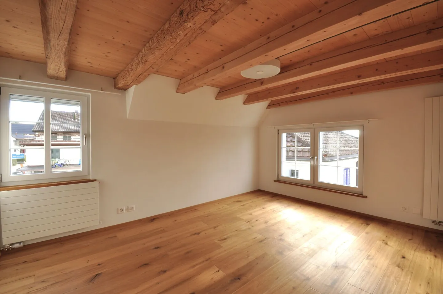 Zentrales Wohnglück in Hinwil: Historisches 6.5-Zimmer-Haus mit 2 Einheiten - Foto 4 von 12