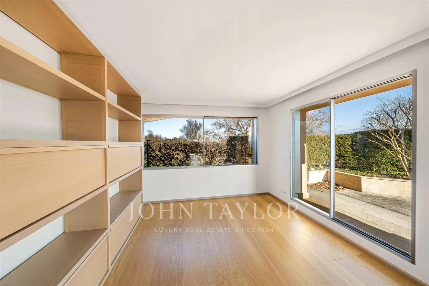 PENTHOUSE with exceptional lake view - Photo 8 of 13