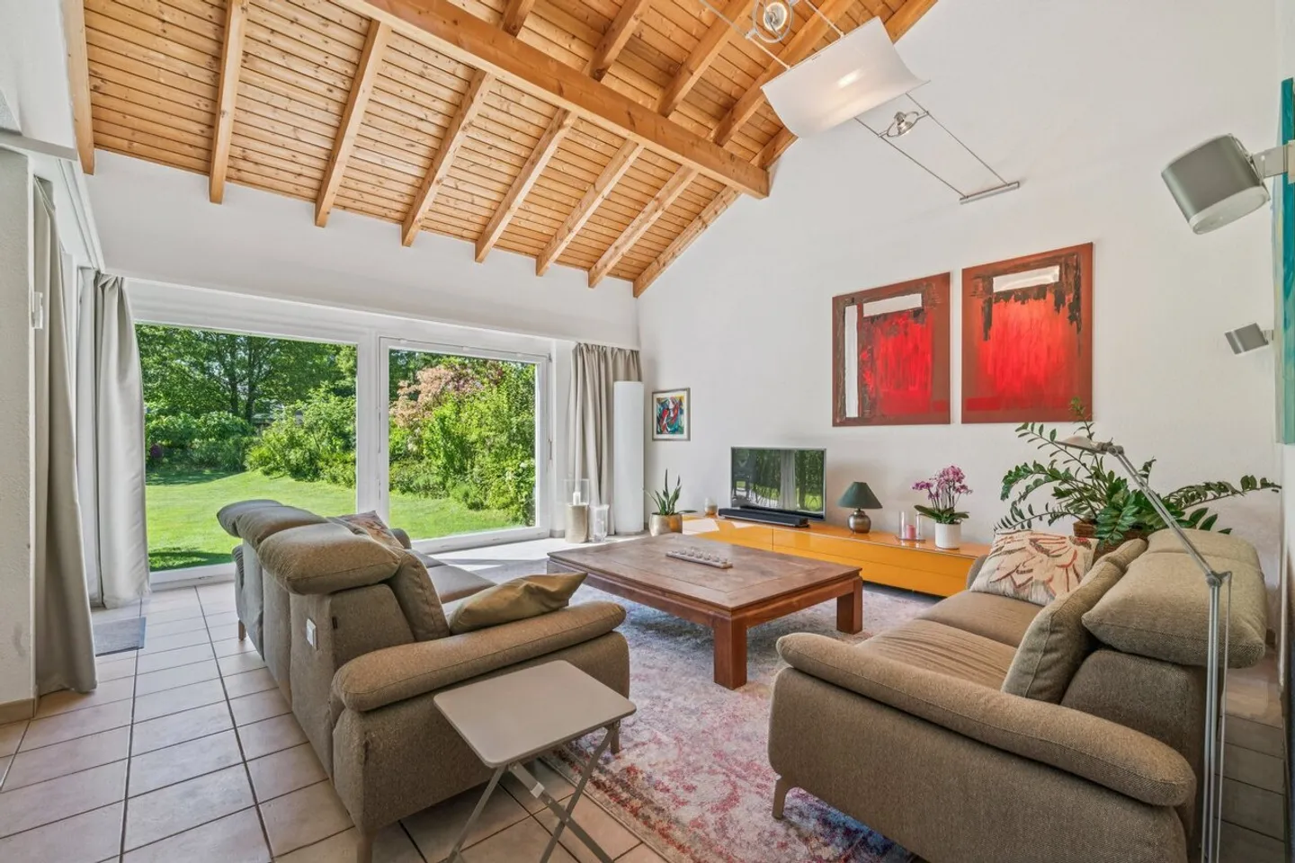 Spacious Family Home with Garden - Photo 2 of 11