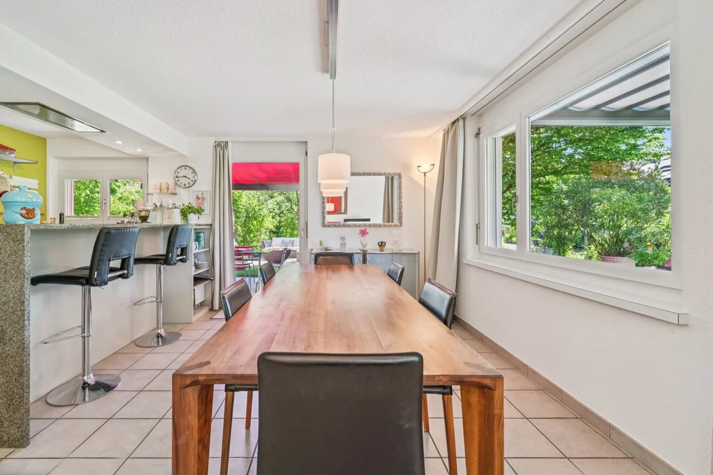 Spacious Family Home with Garden - Photo 3 of 11