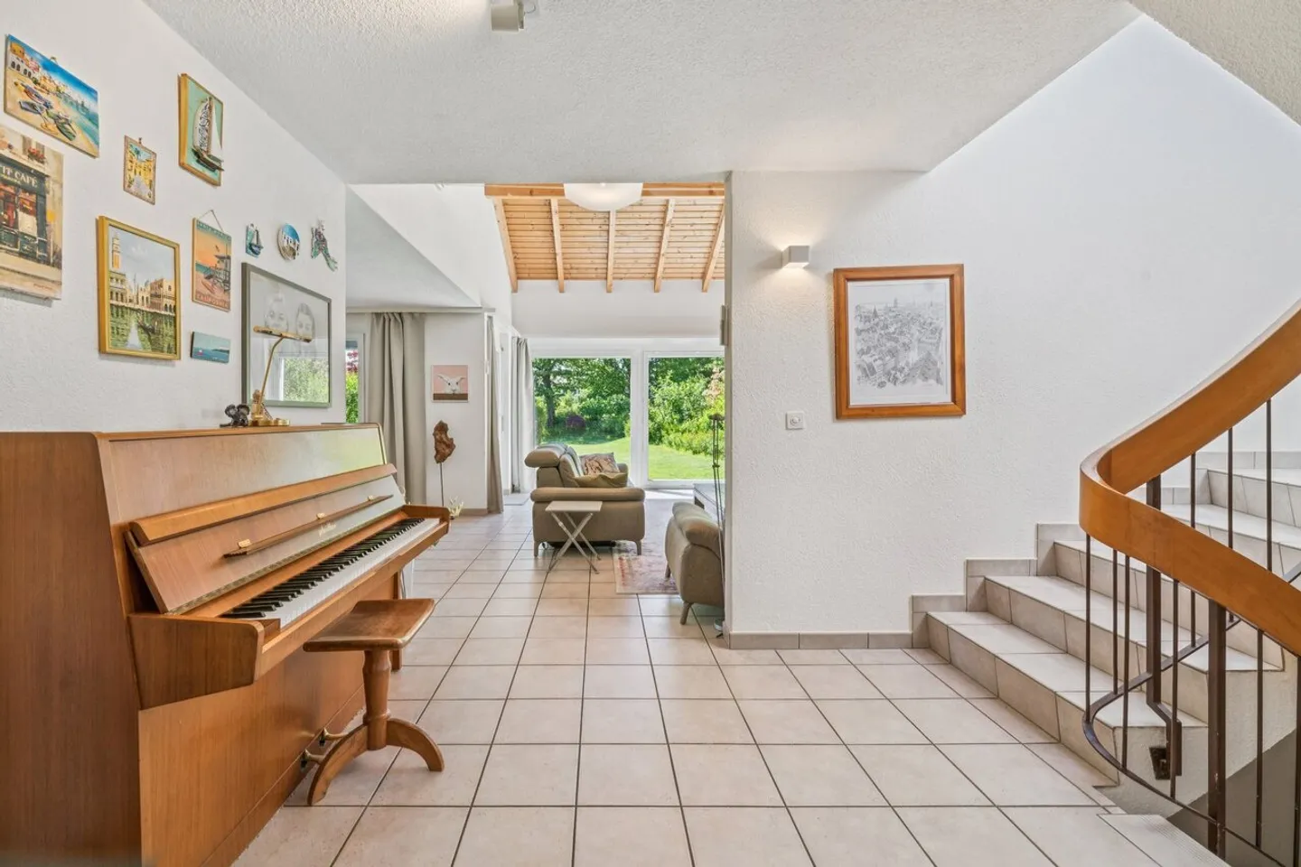 Spacious Family Home with Garden - Photo 5 of 11