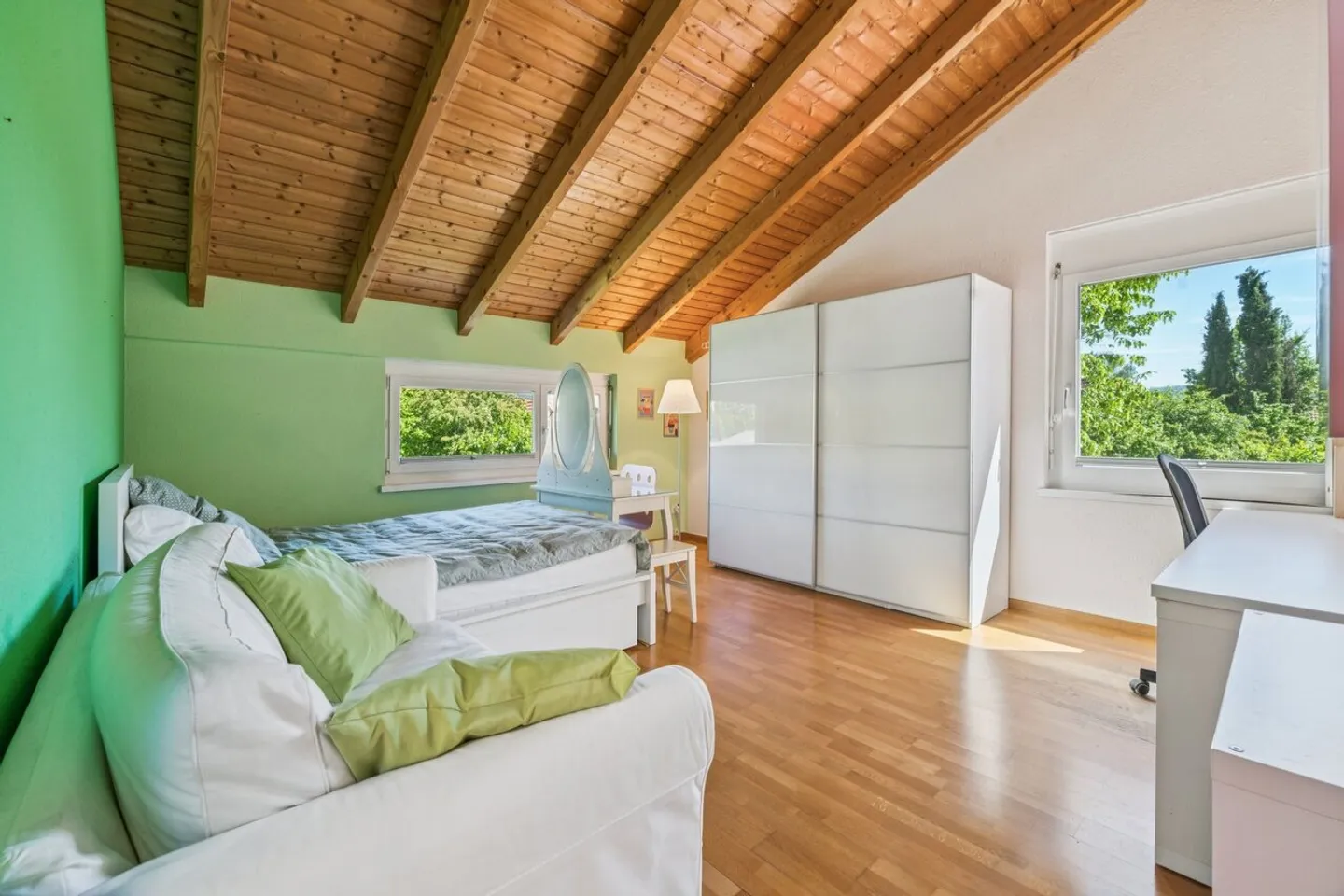 Spacious Family Home with Garden - Photo 7 of 11
