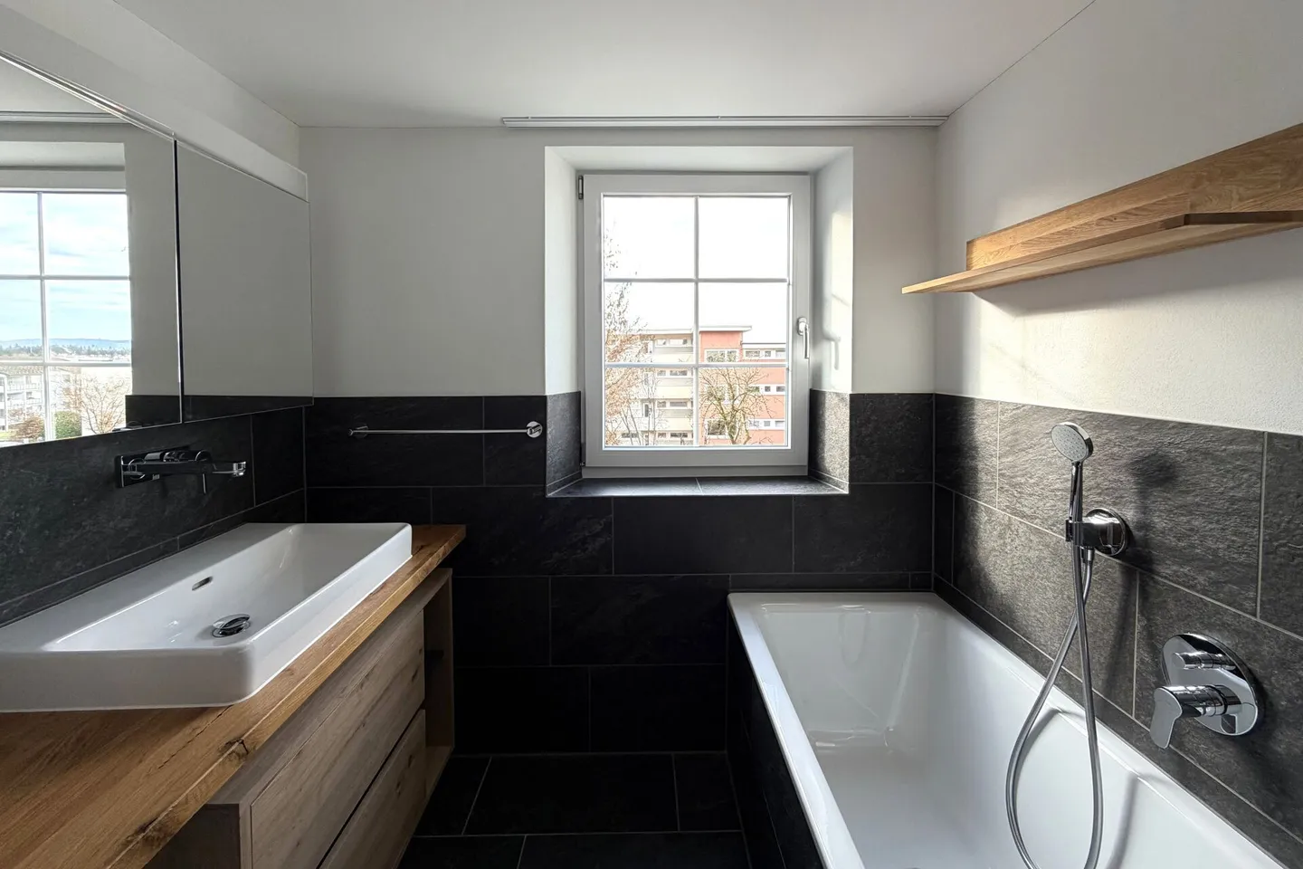 Zentrales Wohnglück in Hinwil: Historisches 6.5-Zimmer-Haus mit 2 Einheiten - Foto 8 von 12