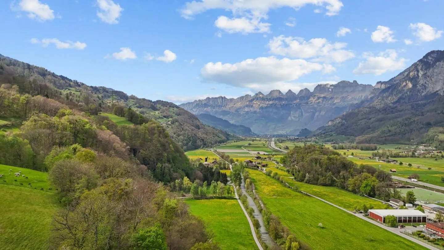 SUR LE ROC | Moderne, inondée de lumière, emplacement élevé, au bout d'une impasse, vue impressionnante sur la vallée jusqu'à la Bündner Herrschaft - Photo 2 sur 39