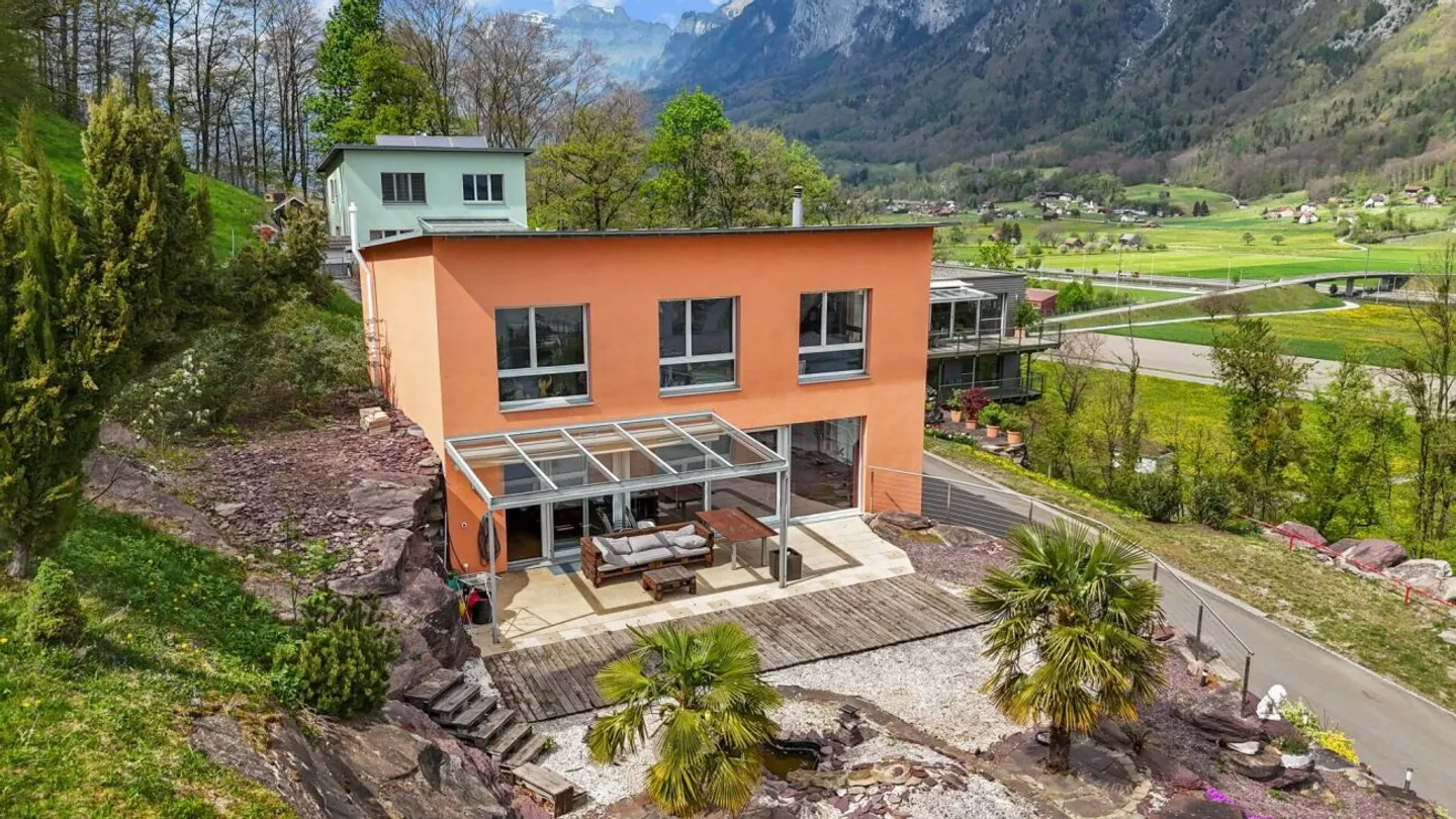 SUR LE ROC | Moderne, inondée de lumière, emplacement élevé, au bout d'une impasse, vue impressionnante sur la vallée jusqu'à la Bündner Herrschaft - Photo 3 sur 39