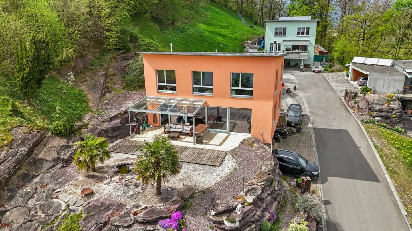 SUR LE ROC | Moderne, inondée de lumière, emplacement élevé, au bout d'une impasse, vue impressionnante sur la vallée jusqu'à la Bündner Herrschaft - Photo 4 sur 39