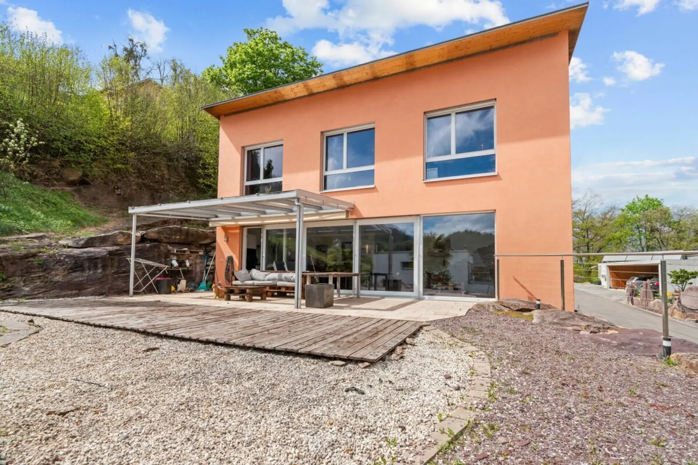 SUR LE ROC | Moderne, inondée de lumière, emplacement élevé, au bout d'une impasse, vue impressionnante sur la vallée jusqu'à la Bündner Herrschaft - Photo 5 sur 39