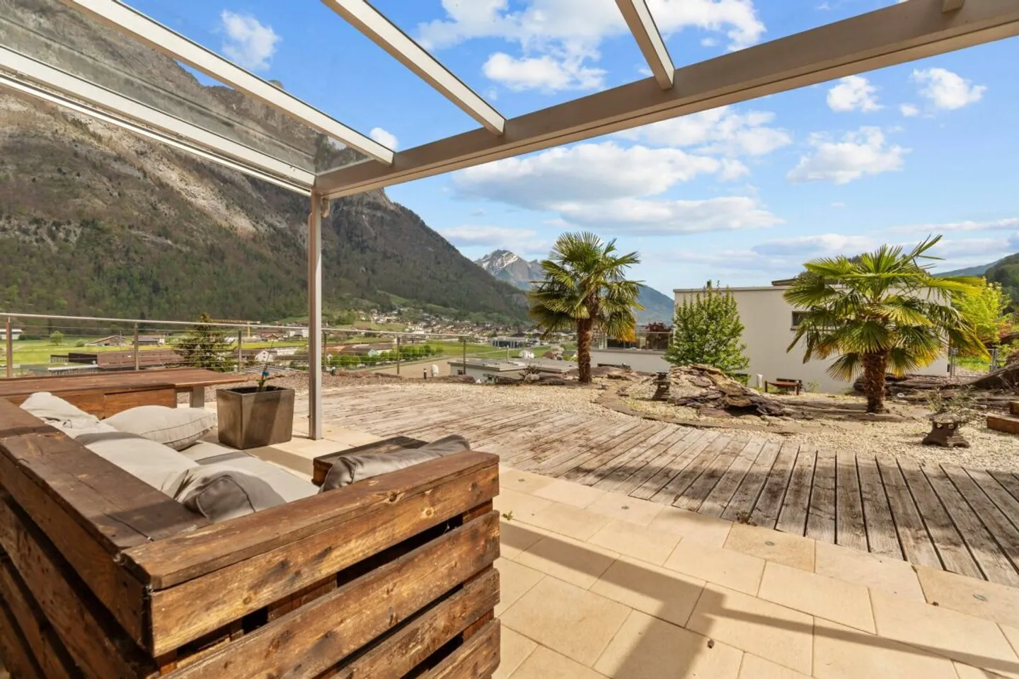 SUR LE ROC | Moderne, inondée de lumière, emplacement élevé, au bout d'une impasse, vue impressionnante sur la vallée jusqu'à la Bündner Herrschaft - Photo 6 sur 39