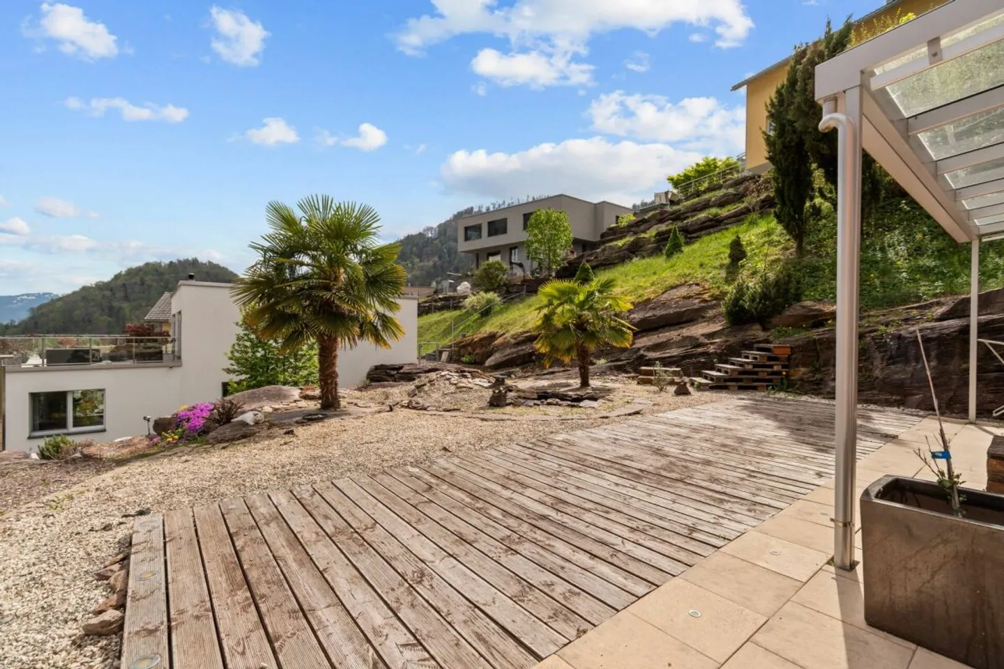 SUR LE ROC | Moderne, inondée de lumière, emplacement élevé, au bout d'une impasse, vue impressionnante sur la vallée jusqu'à la Bündner Herrschaft - Photo 7 sur 39